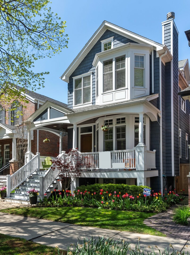 Property Photo: 3720 N Leavitt Street IL 60618