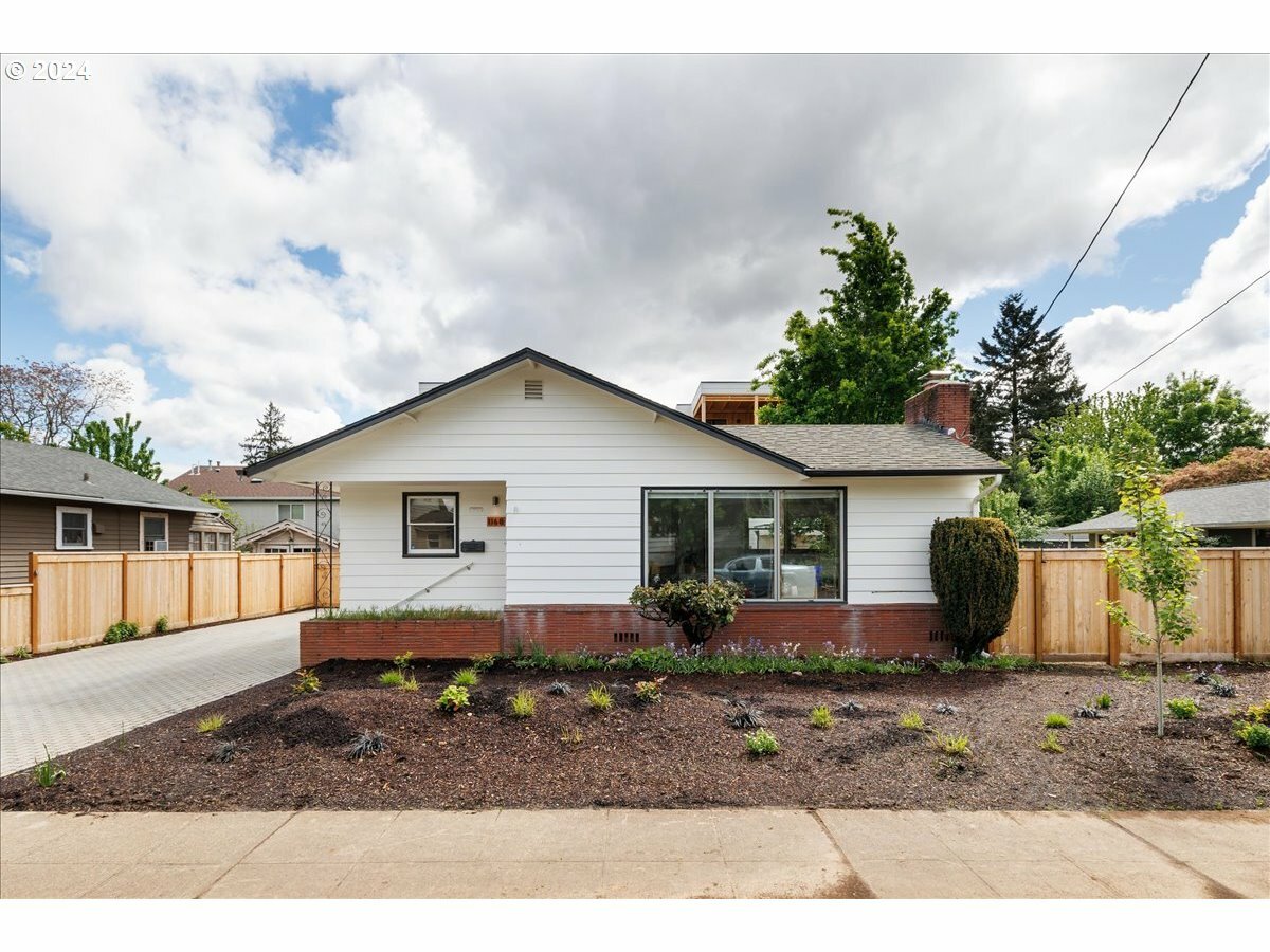 Property Photo:  1168 SE 84th Ave  OR 97216 