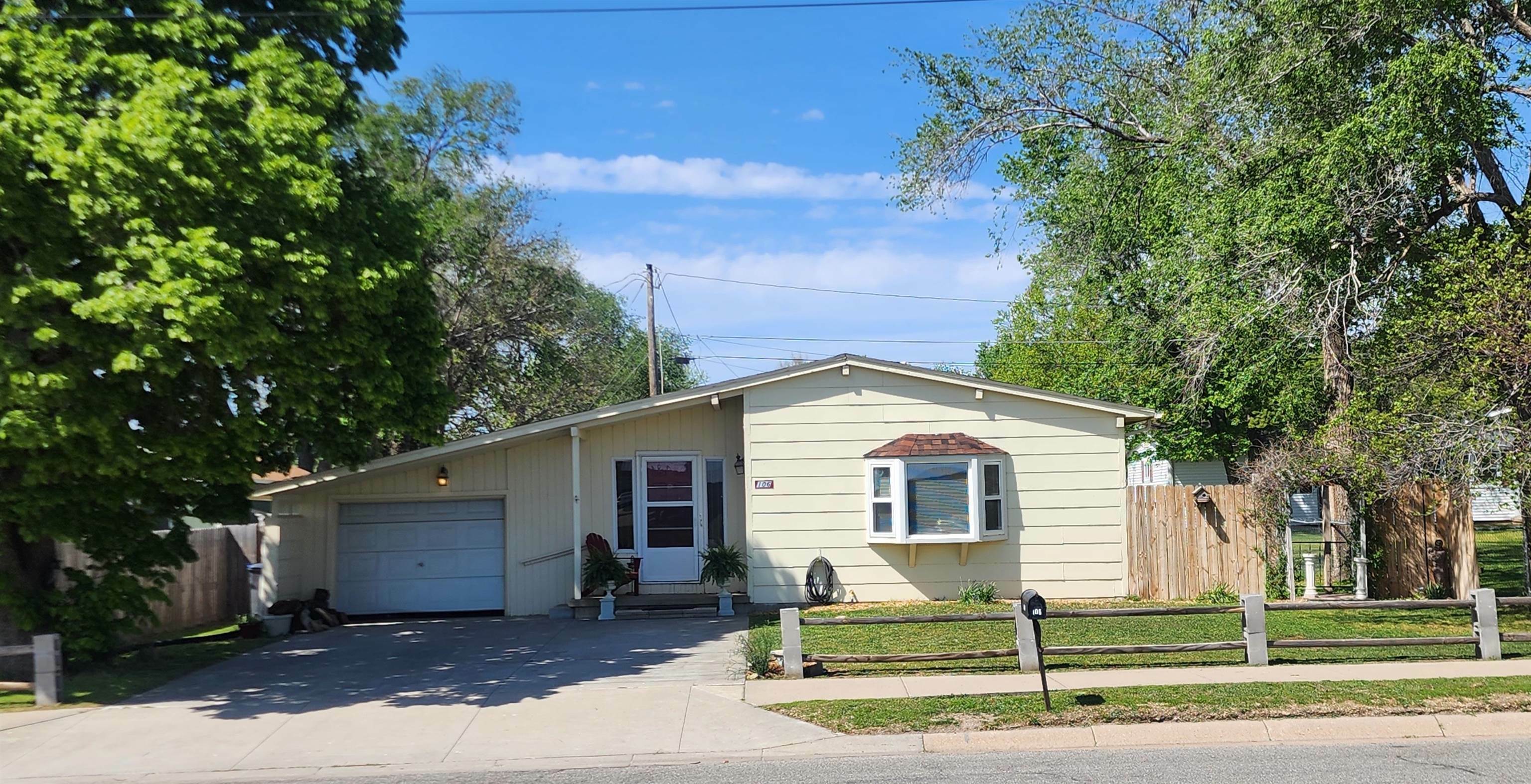 Property Photo:  106 SE 14th St  KS 67114 