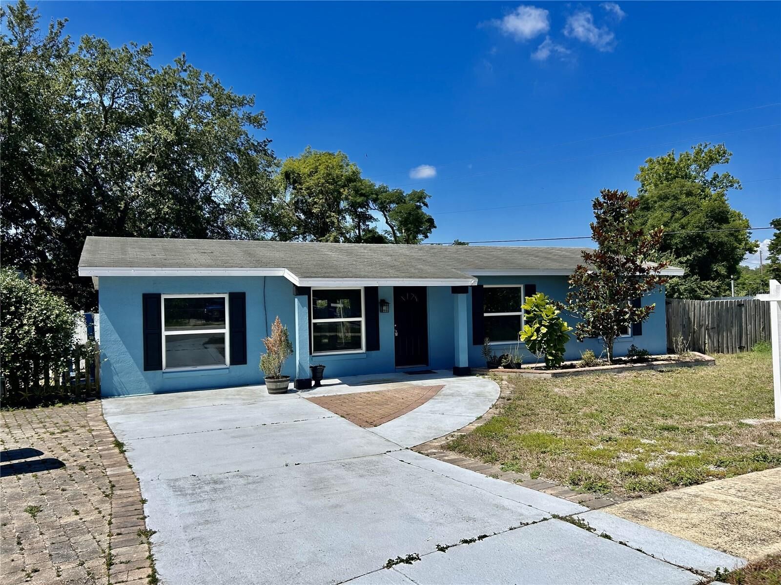 Property Photo:  321 Little Iris Court  FL 34761 