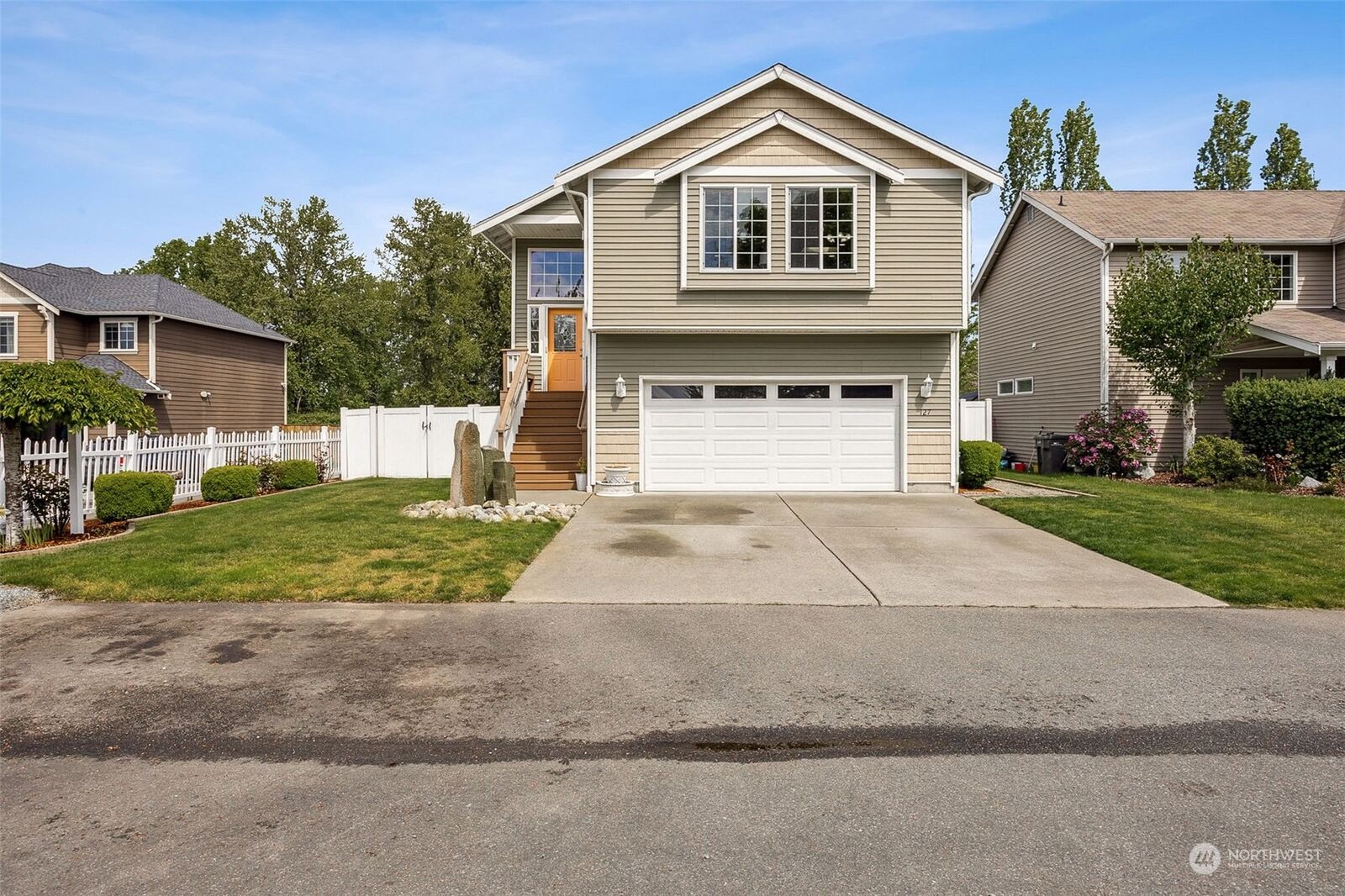 Property Photo:  127 Homer Lane  WA 98047 