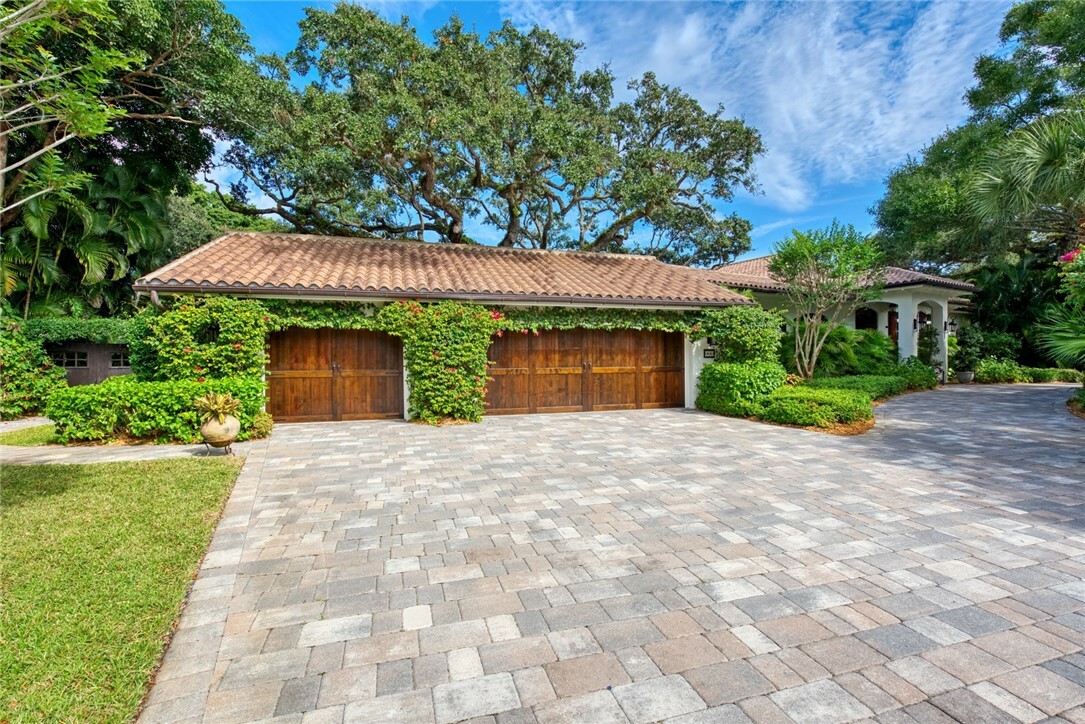 Property Photo:  865 Riomar Drive  FL 32963 