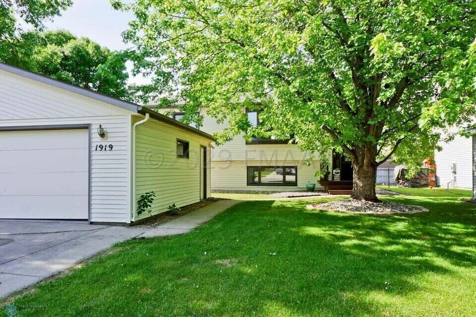 Property Photo: 1919 4 Avenue E ND 58078