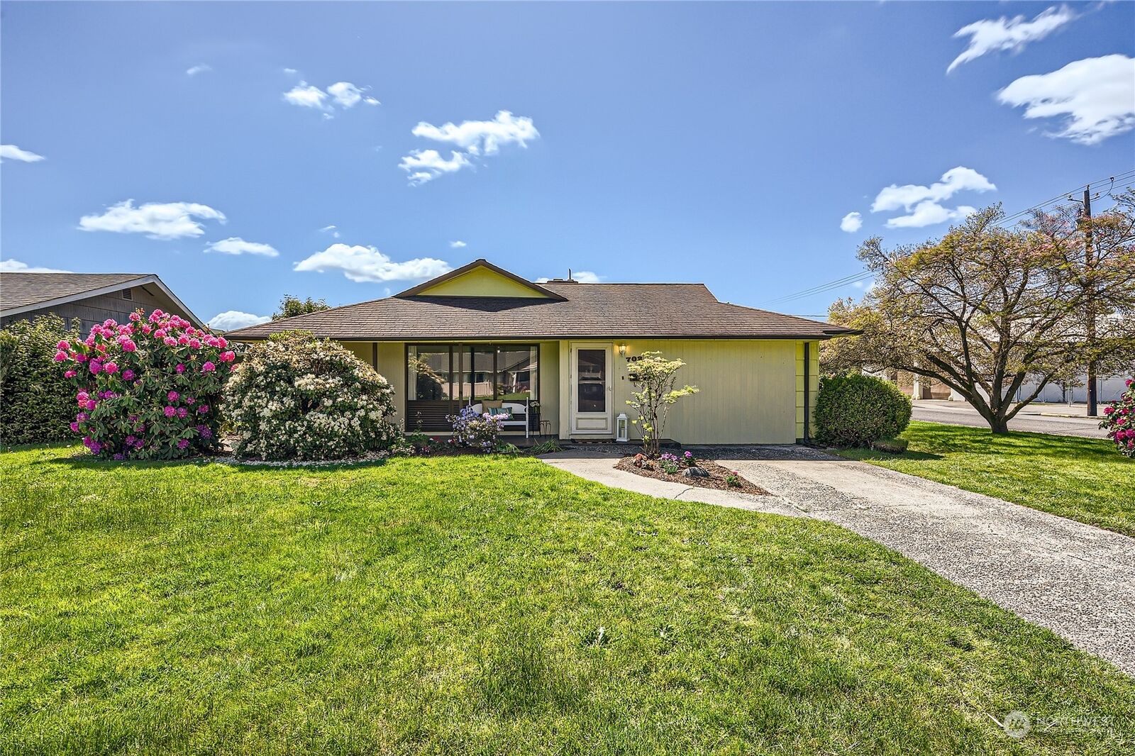 Property Photo:  702 5th Avenue SE  WA 98372 