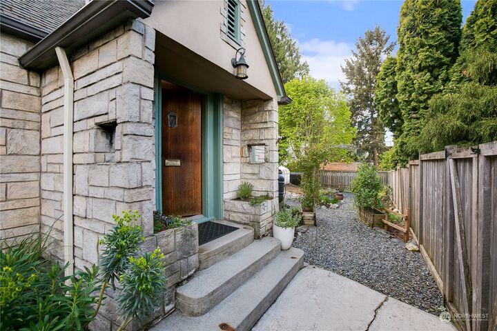 Property Photo:  1001 S Union Avenue  WA 98405 