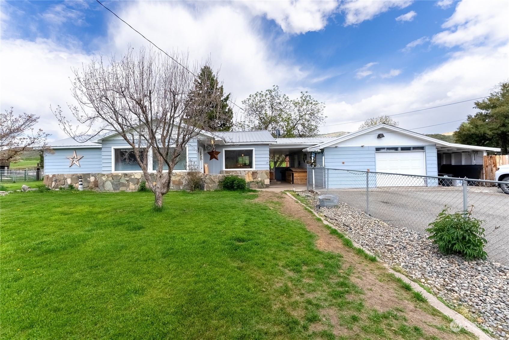 Property Photo:  124 S State Frontage Road  WA 98855 