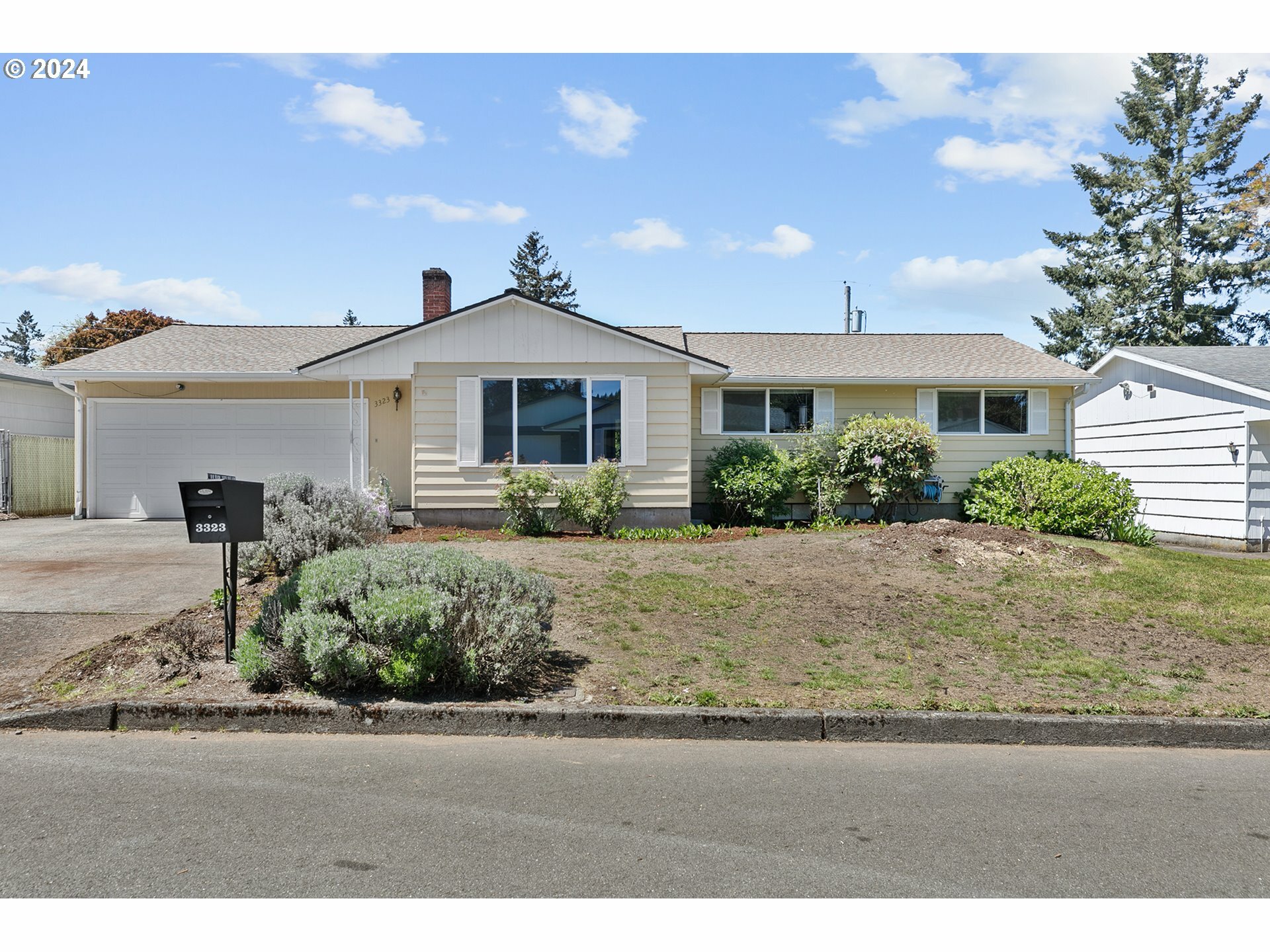 Property Photo:  3323 SE 178th Ave  OR 97236 