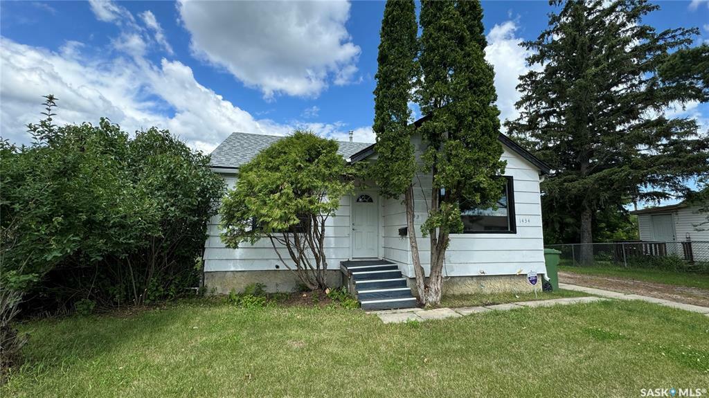 Property Photo: 1434 13th Street W SK S6V 3J5