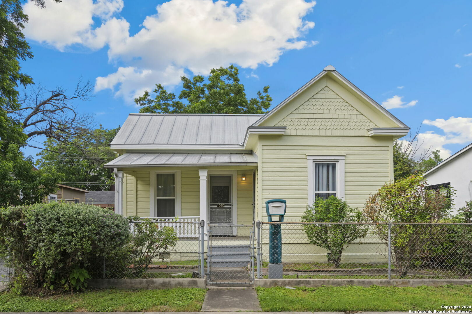 Property Photo:  1020 W Poplar St  TX 78212 