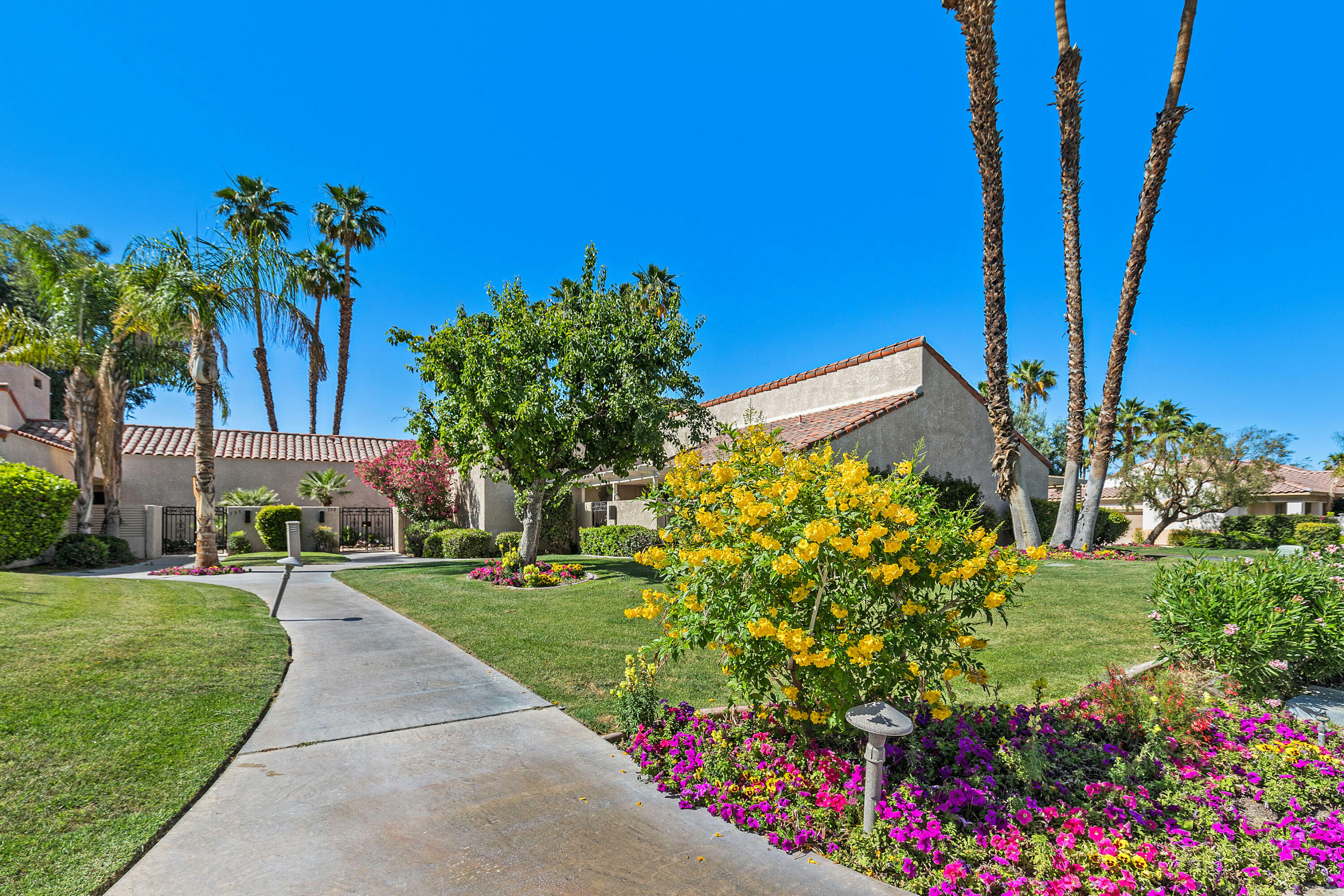 Property Photo:  132 Racquet Club Drive  CA 92270 