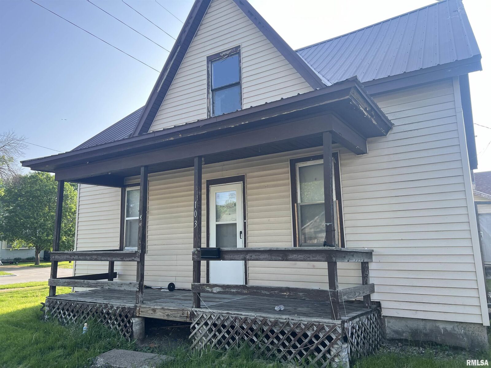 Property Photo:  103 S 6th Street  IA 52732 