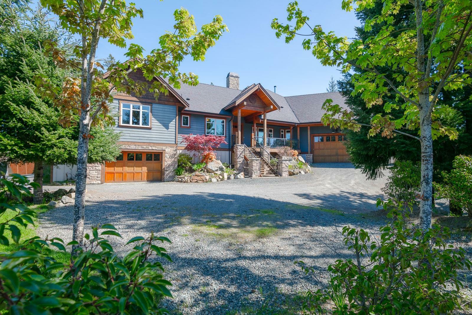 Photo de la propriété:  4270 Goldstream Heights Dr  BC V0R 2W3 