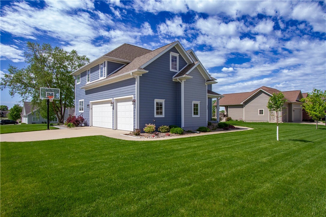 Property Photo:  1001 Meadow Crest Drive  IA 50219 