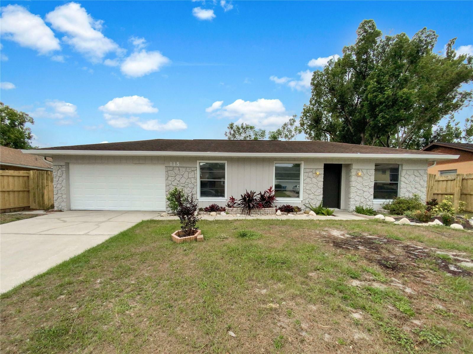 Property Photo:  115 Sandalwood Way  FL 32750 