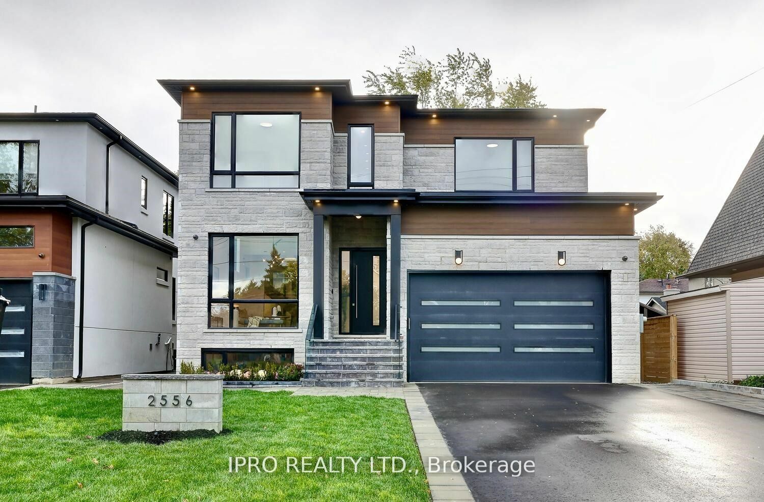 Property Photo:  2556 Glengarry Rd  ON L5C 1Y3 