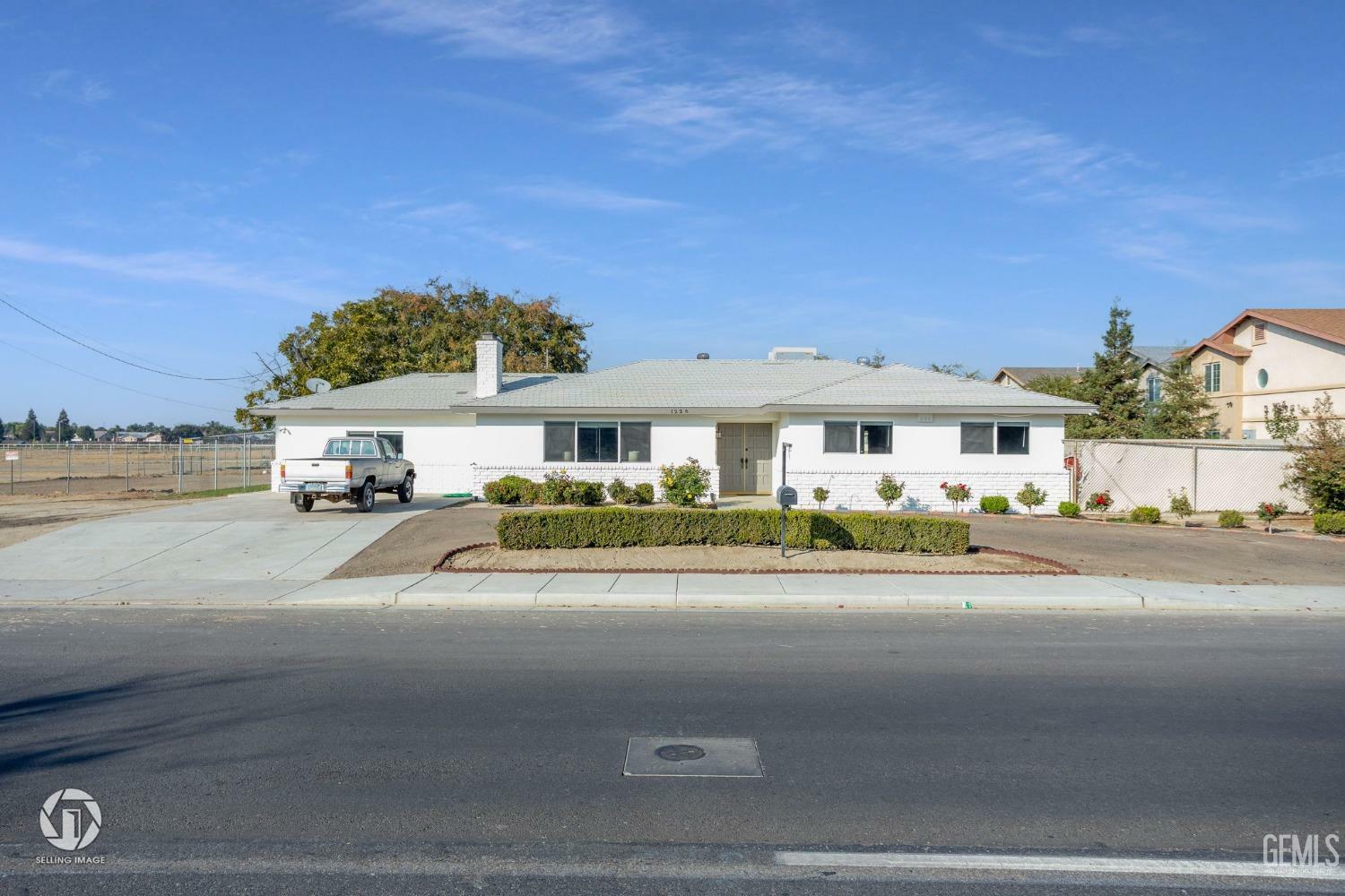 Property Photo:  1226 Hosking Avenue  CA 93307 