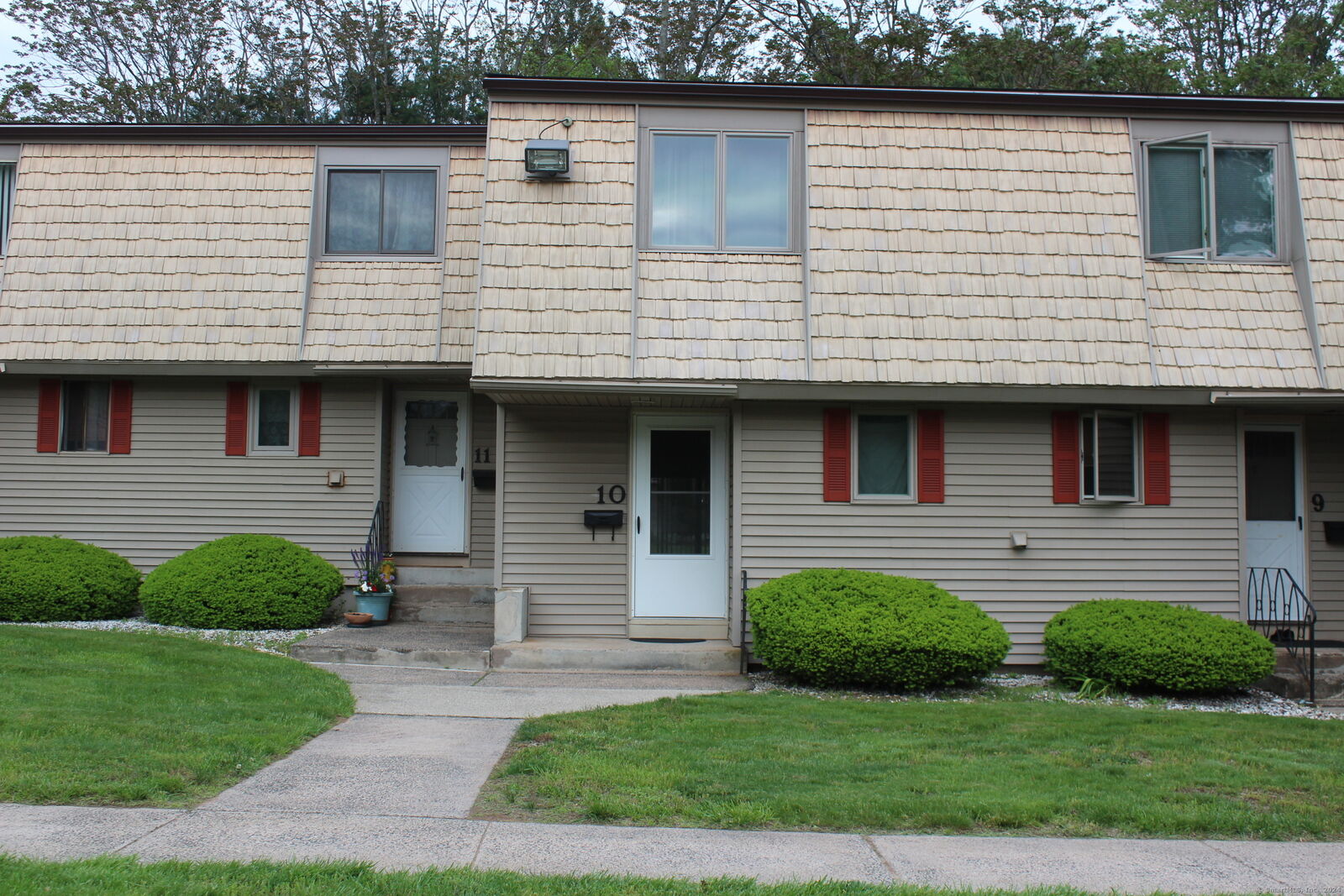 Property Photo: 10 Locust Circle 10 CT 06067