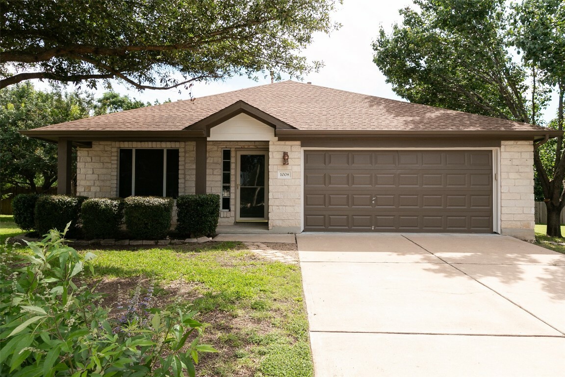 Property Photo: 1008 Cedarridge Court TX 78641