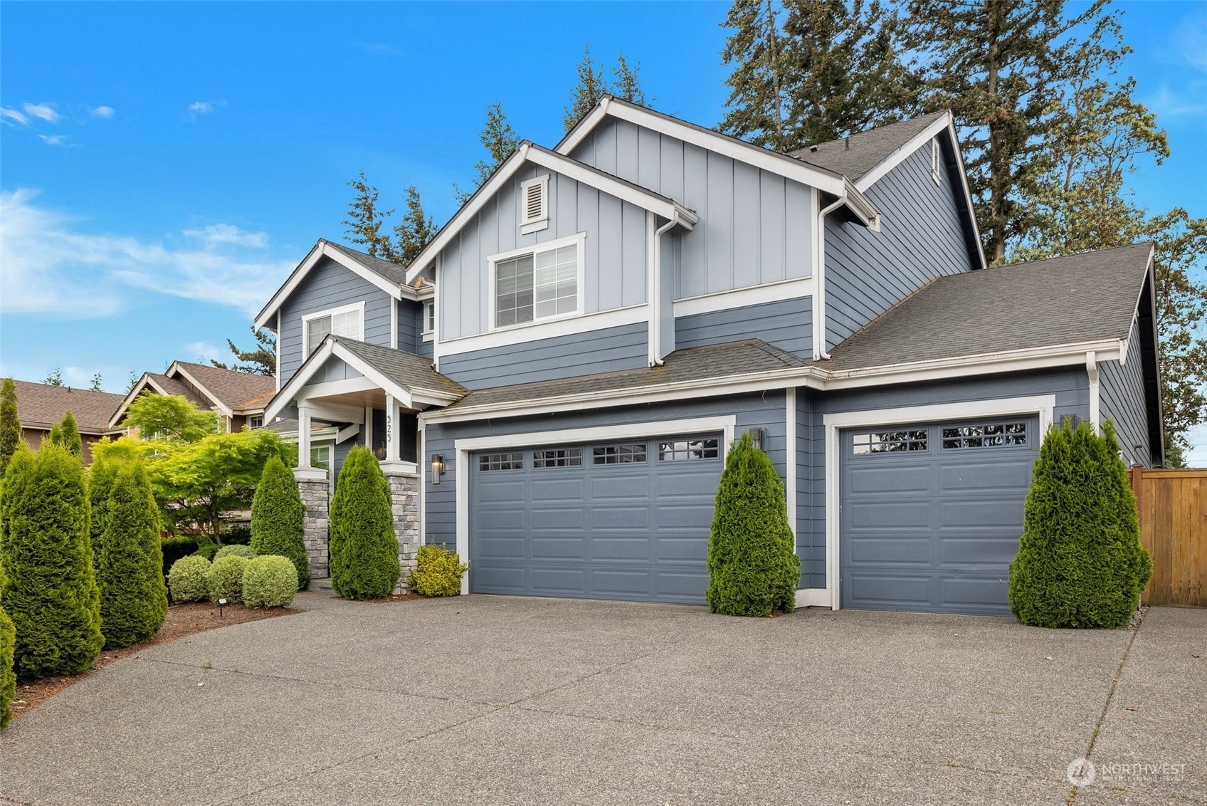 Property Photo:  525 S 187th Lane  WA 98148 