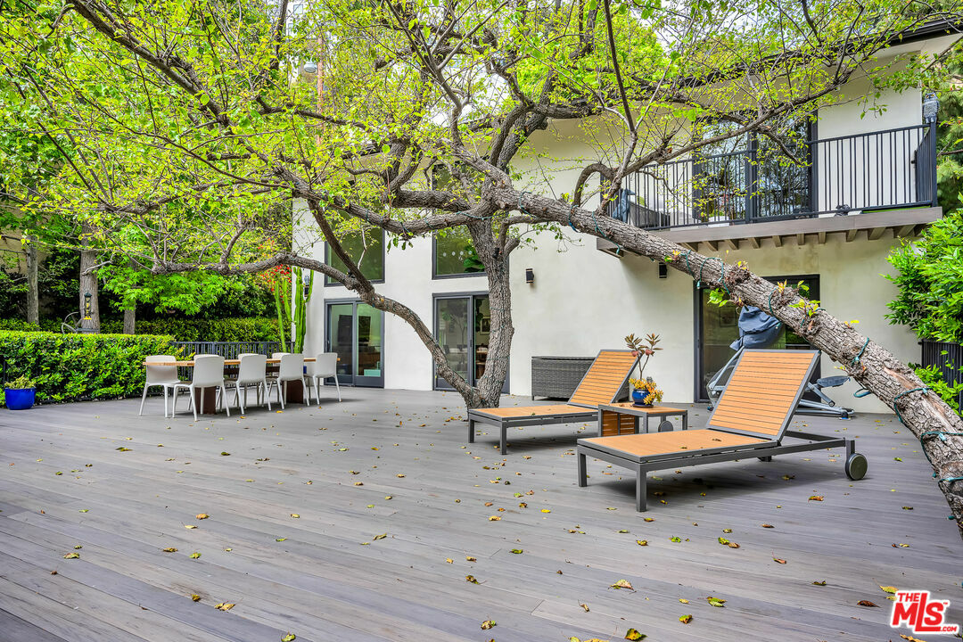 Property Photo: 3906 Alta Mesa Dr CA 91604