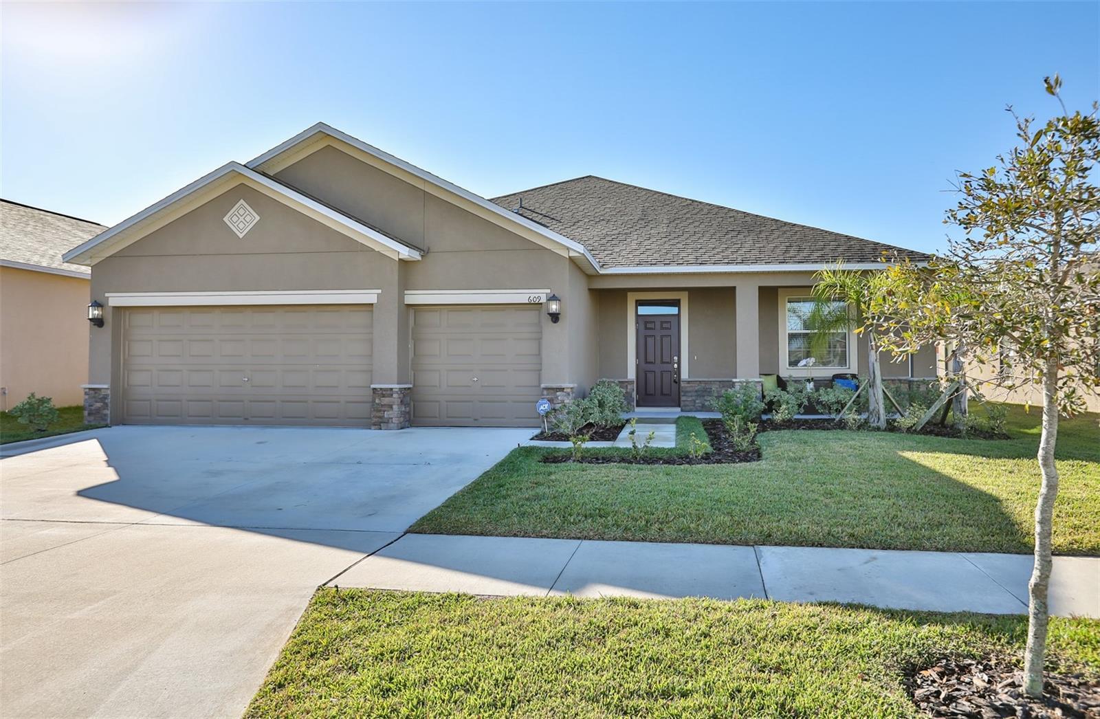 Property Photo: 609 Wabash Breeze Circle FL 33570