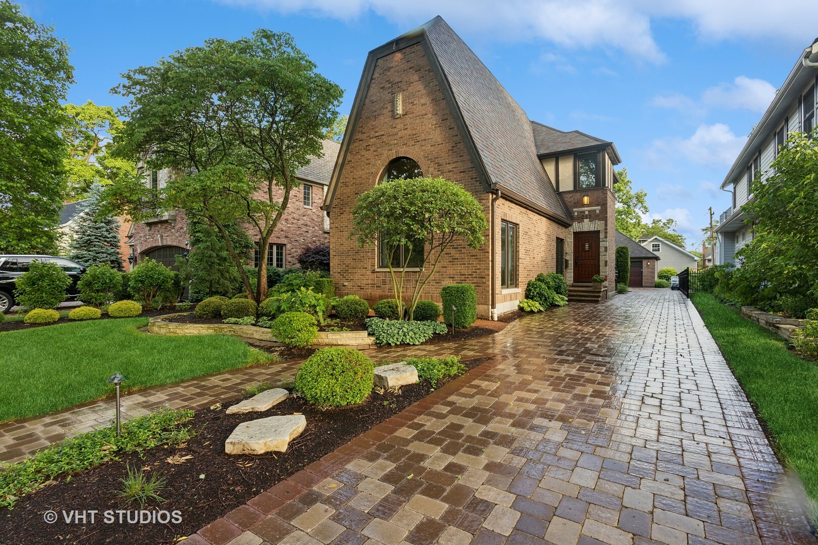 Property Photo: 282 W Claremont Street IL 60126