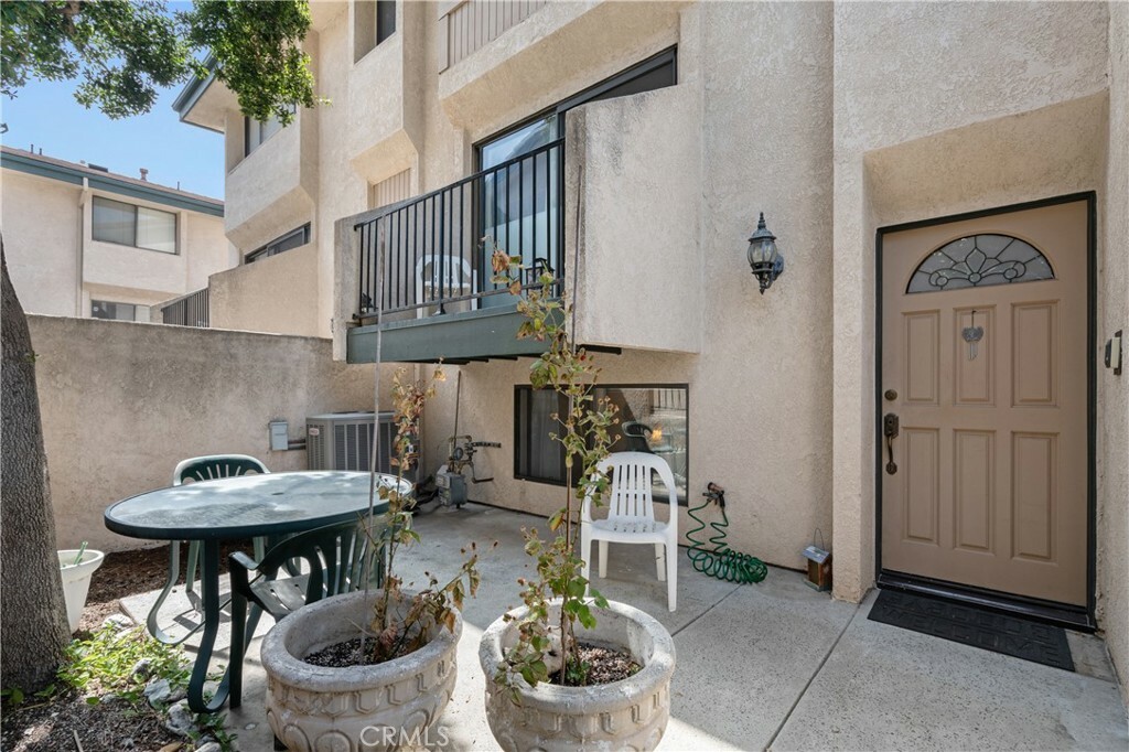 Property Photo:  7137 Shoup Avenue 34  CA 91307 