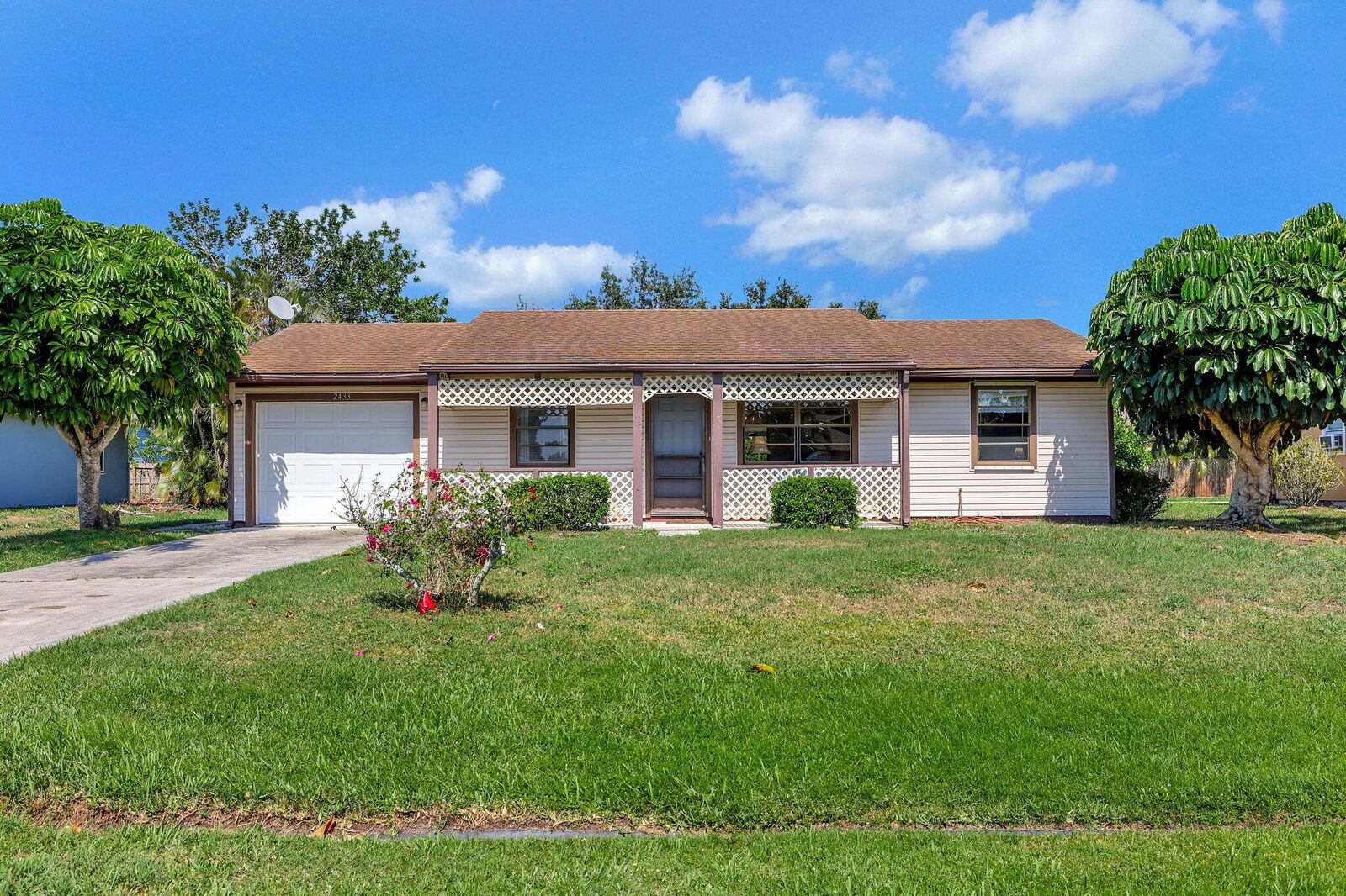 Property Photo:  2433 SE Warwick Street  FL 34984 