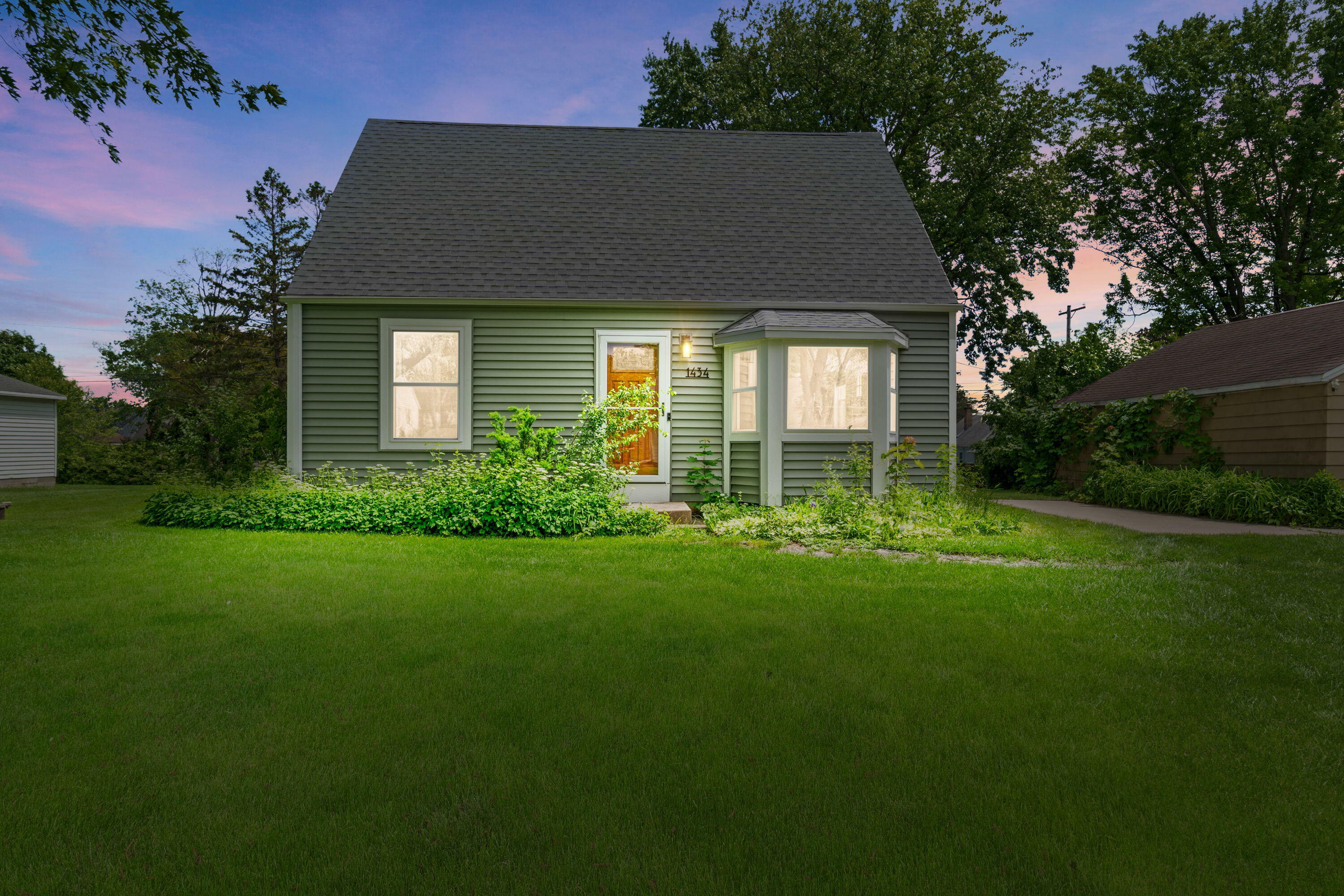 Property Photo:  1434 S 165th St  WI 53151 