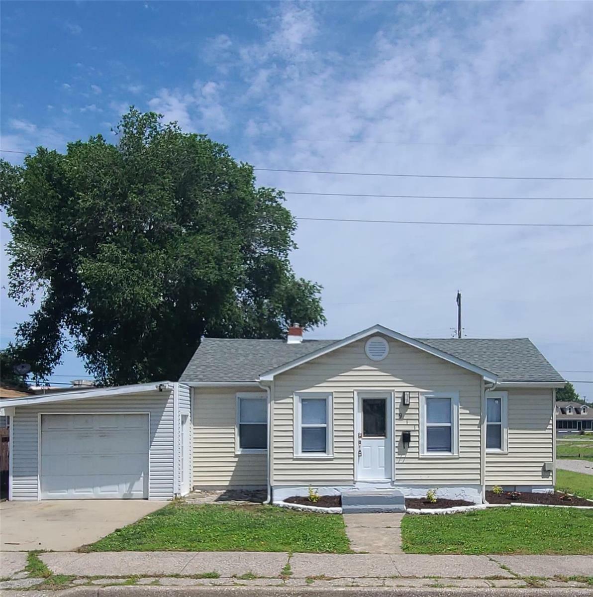 Property Photo:  911 E Penning Avenue  IL 62095 