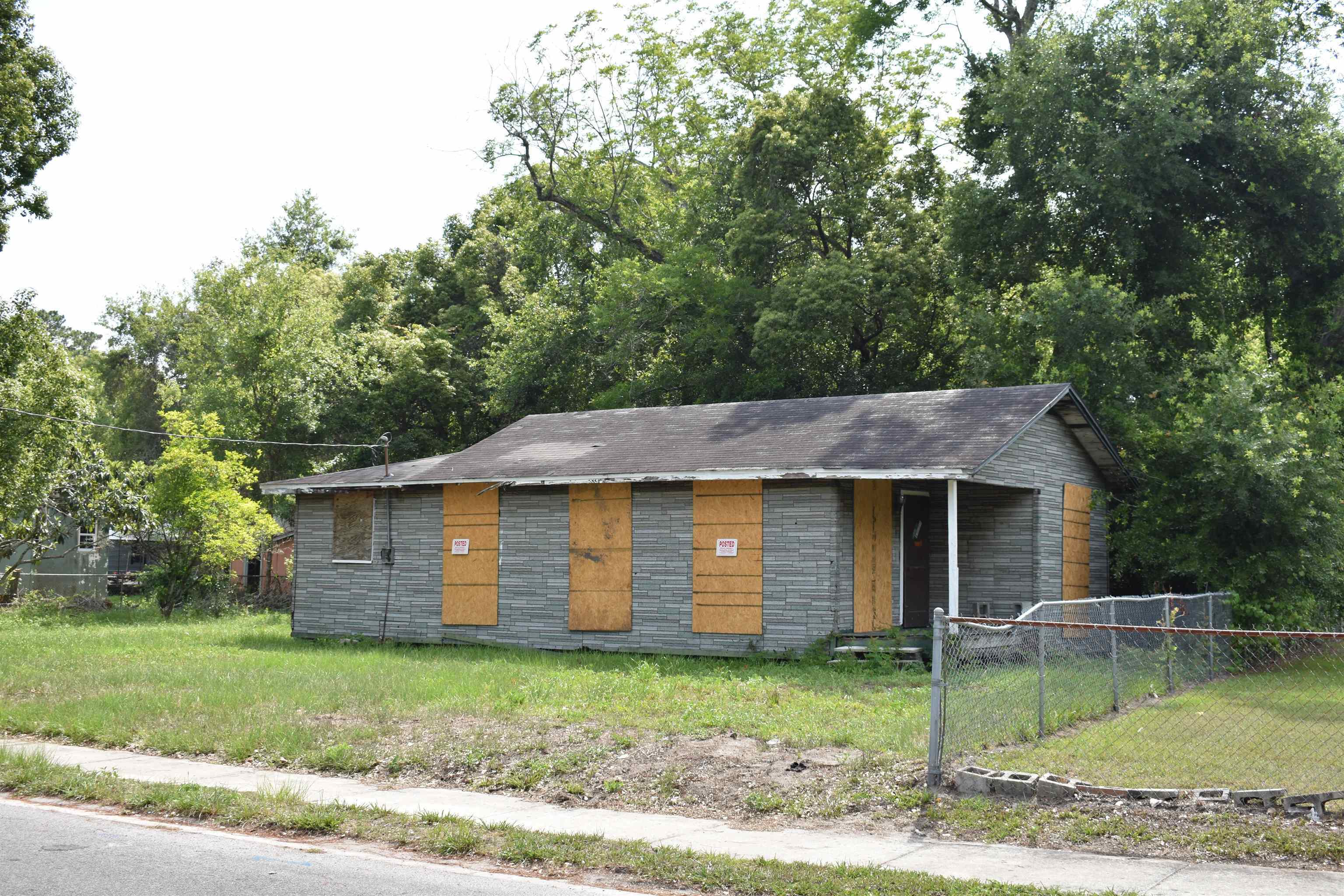 Property Photo:  814 N 20th St  FL 32177 