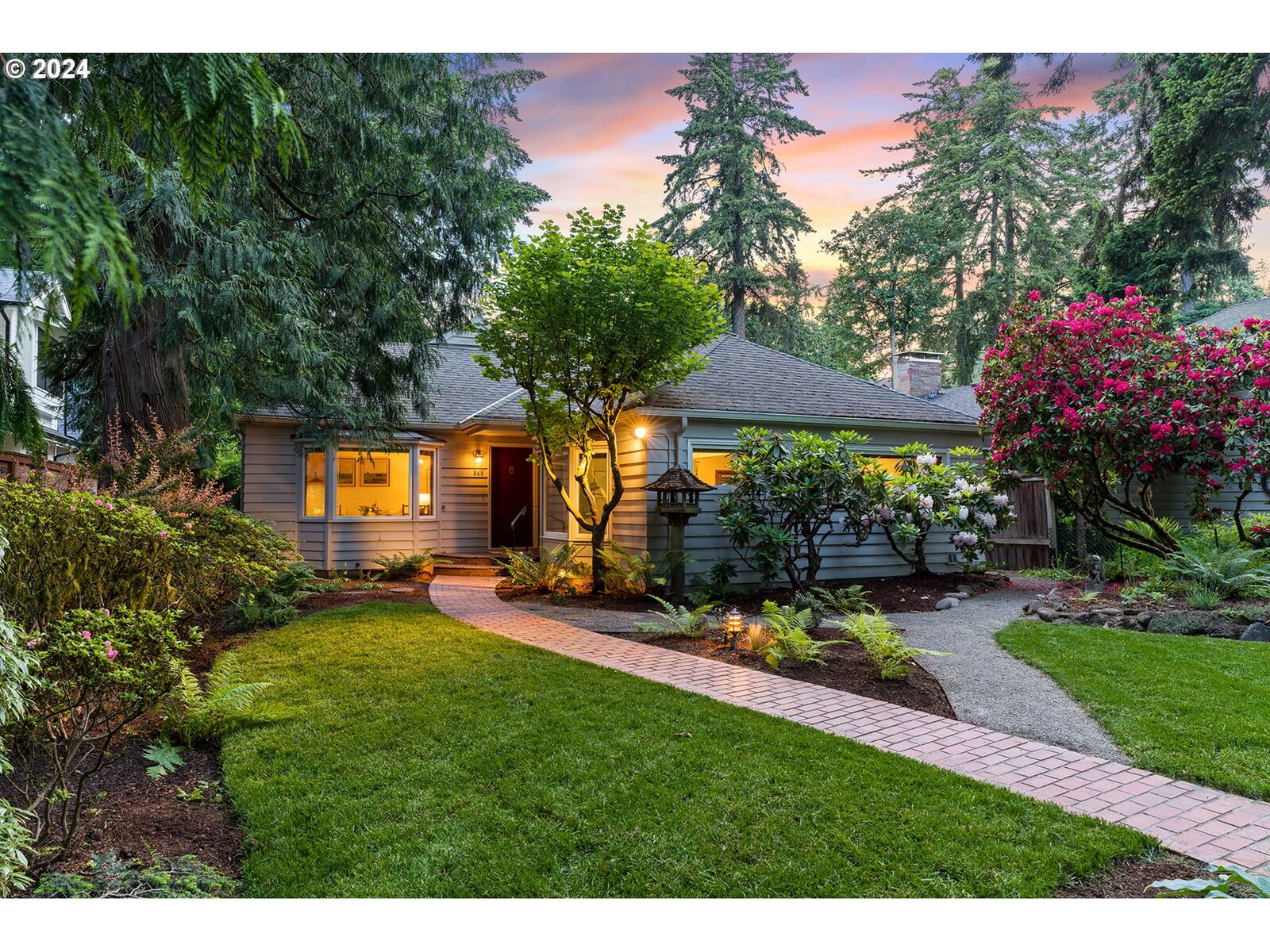 Property Photo:  868 9th St  OR 97034 