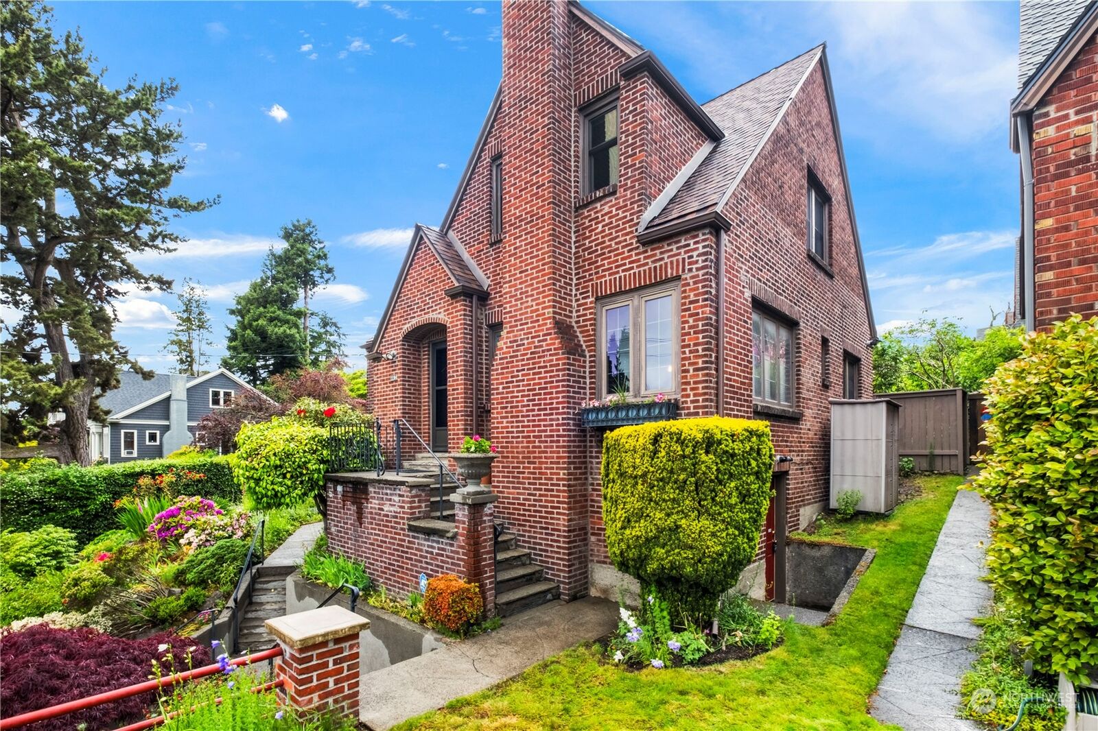 Property Photo:  2204 N 77th St  WA 98103 