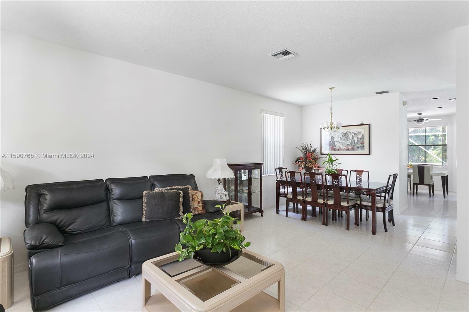 Property Photo:  4032 Pinewood Ln  FL 33331 