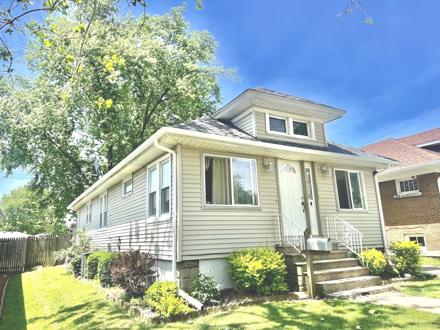 Property Photo:  1015 N Prairie Avenue  IL 60435 