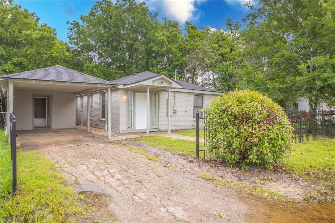 Property Photo:  206 N Waco Street  TX 76664 