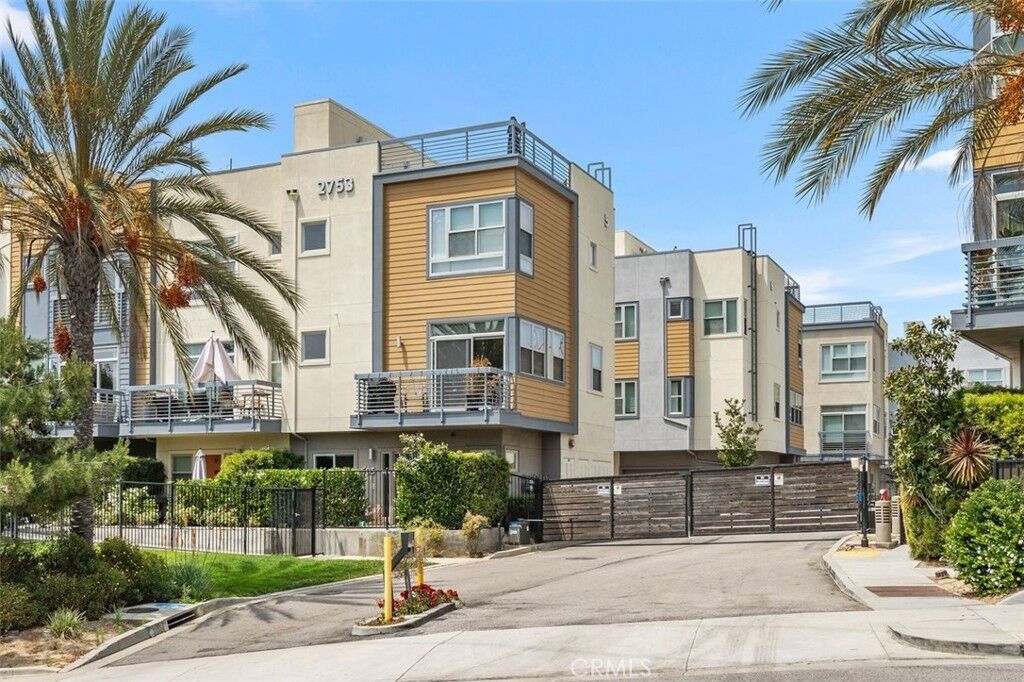 Property Photo:  2753 Waverly Drive 604  CA 90039 