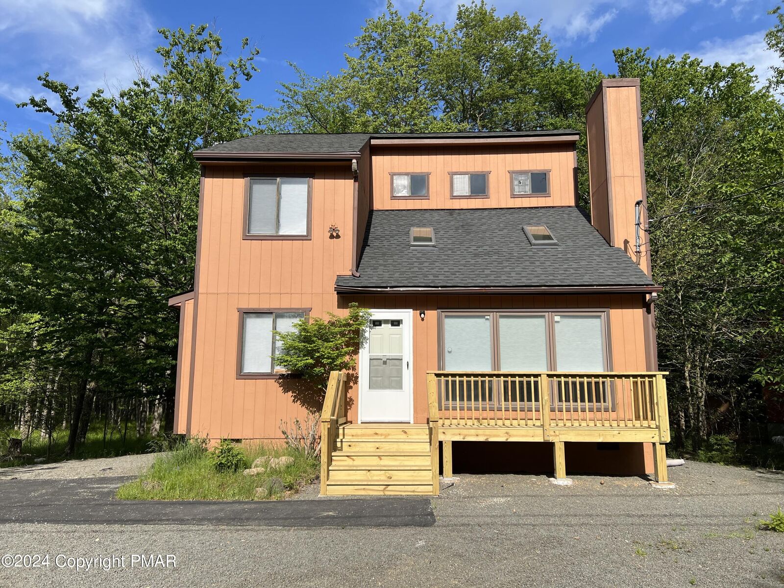 Property Photo: 1240 Winding Way PA 18466