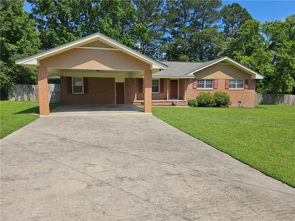 Property Photo:  1207 S 13th Avenue  AL 36863 