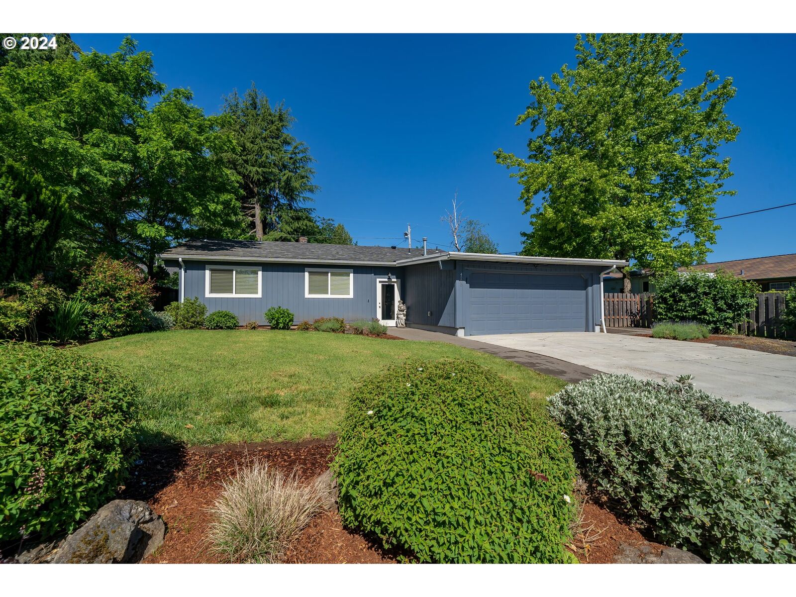 Property Photo: 4205 Dwight Dr S OR 97302