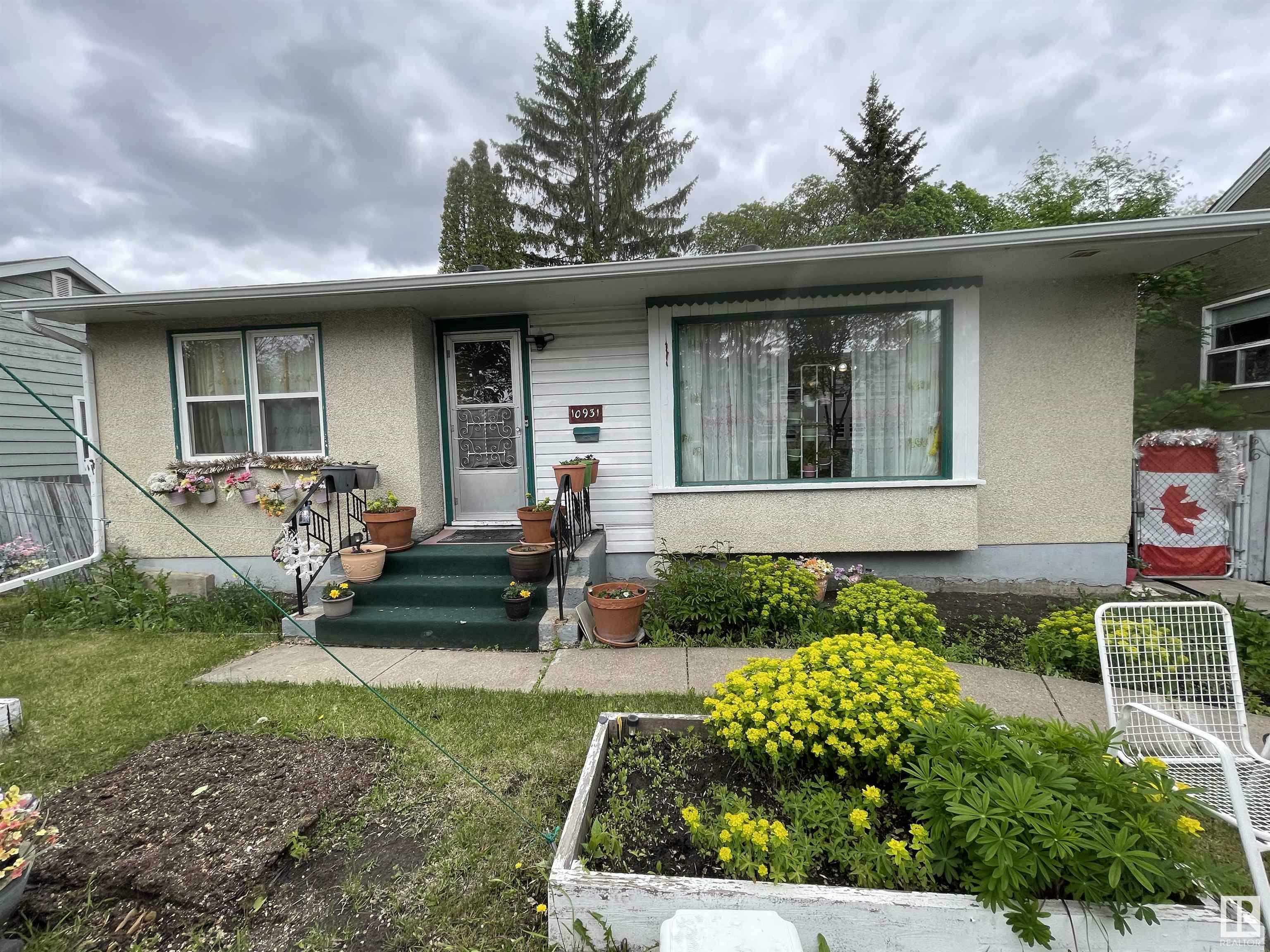 Photo de la propriété:  10931 127 Street NW  AB T5M 0S8 