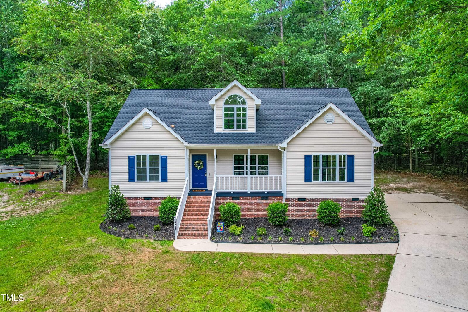 Property Photo: 8932 New Windsor Place NC 27603