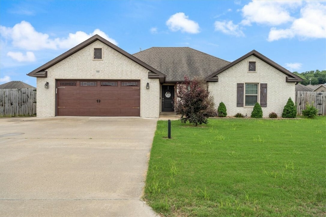 Property Photo:  1001 Red Oak Street  AR 72727 