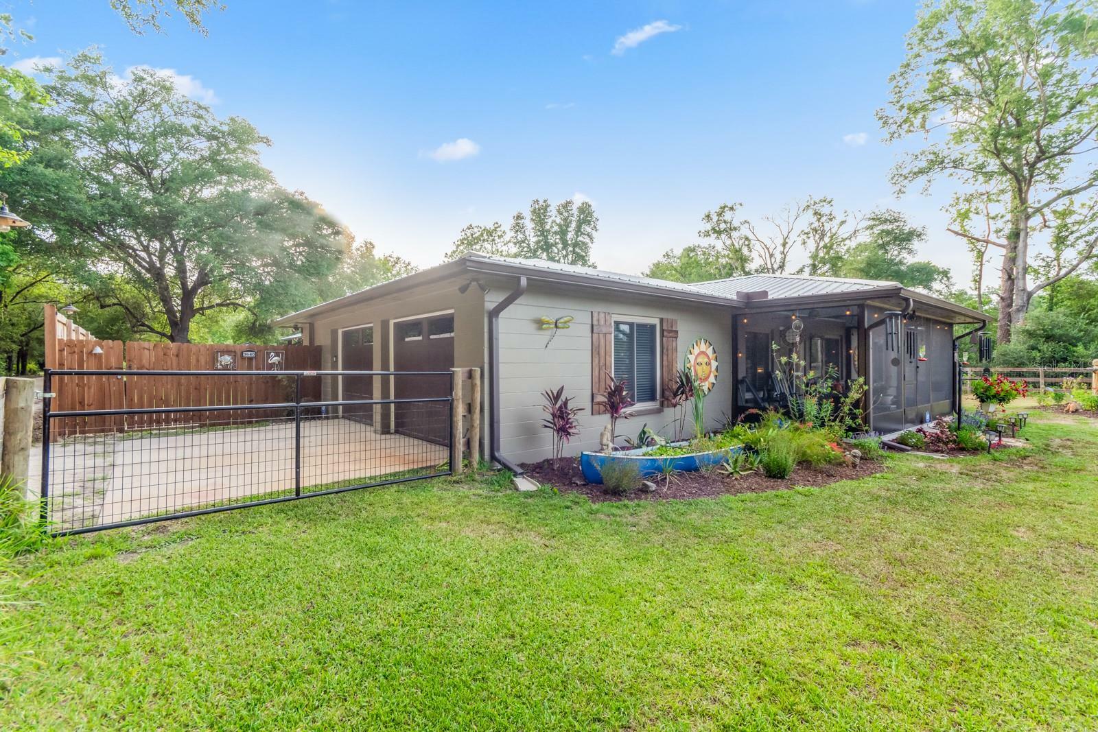 Property Photo: 3640 NE 71st Avenue FL 32609