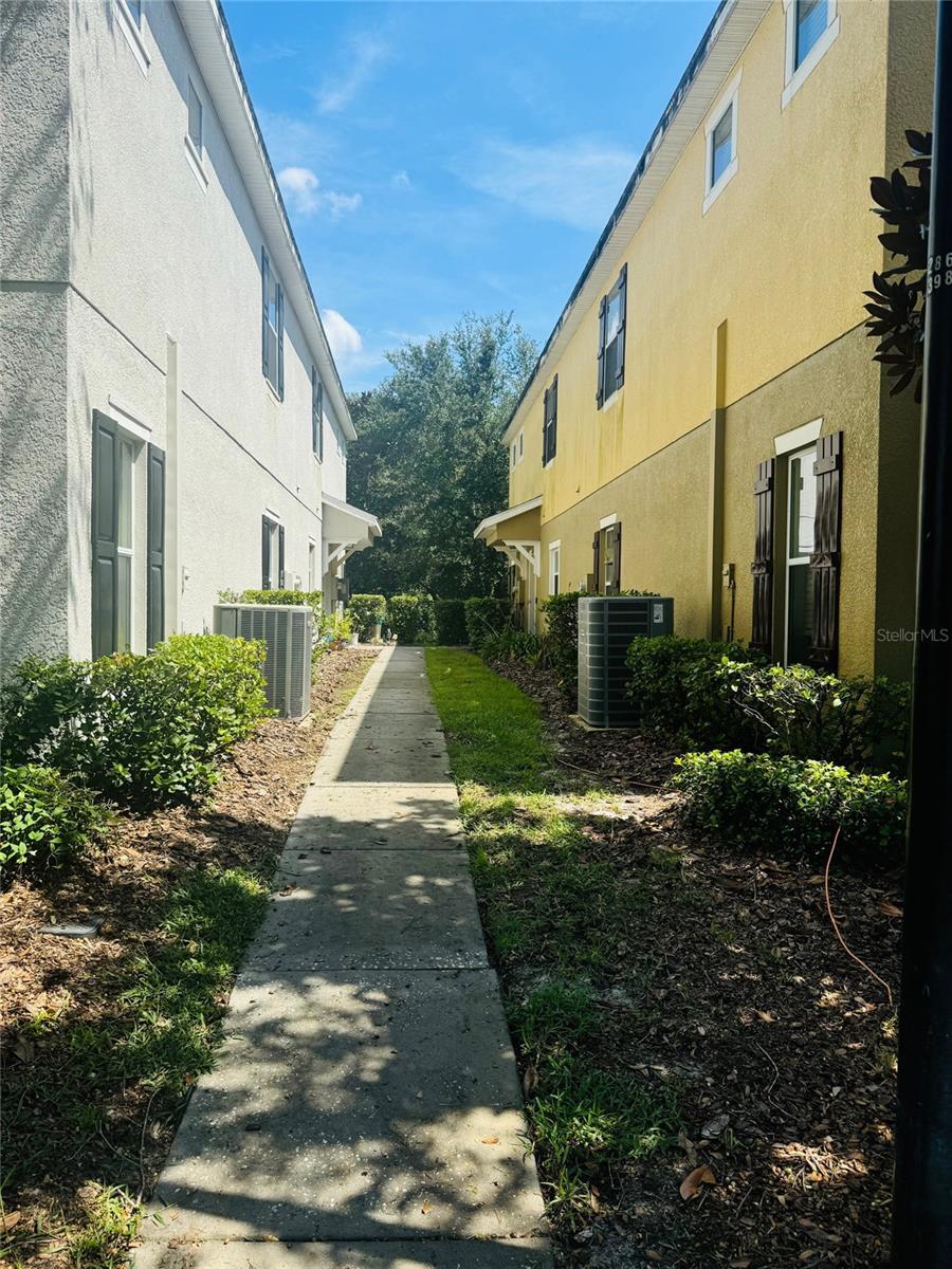 Property Photo: 4704 Chatterton Way FL 33578