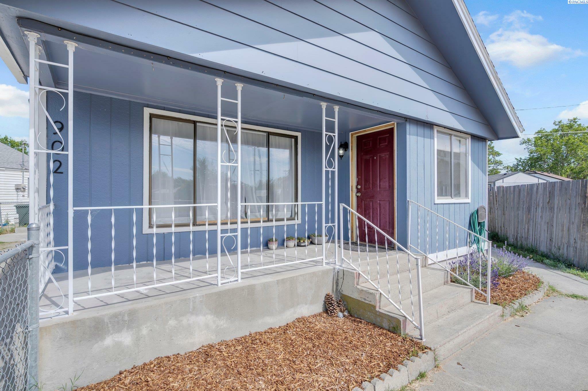 Property Photo:  902 Davenport St.  WA 99352 