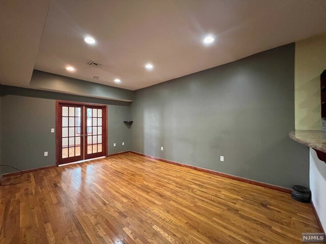 Property Photo:  243 Pearsall Avenue 2L  NJ 07305 