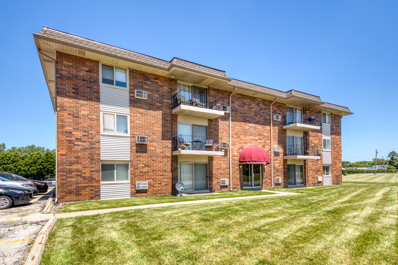 Property Photo: 1805 Canal Street 2B IL 60406