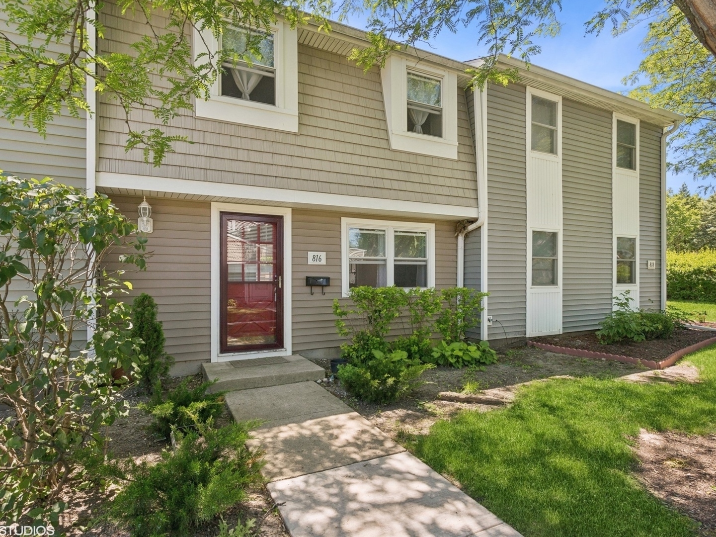 Property Photo: 816 Dunbar Court IL 60194