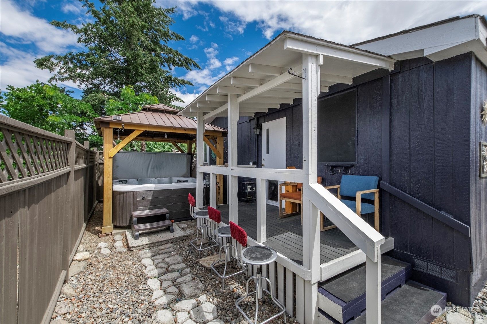 Property Photo: 832 Garden Plaza WA 98802